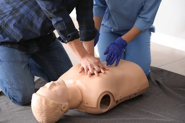 People learning to perform CPR at first aid training course — Stock Photo, Image