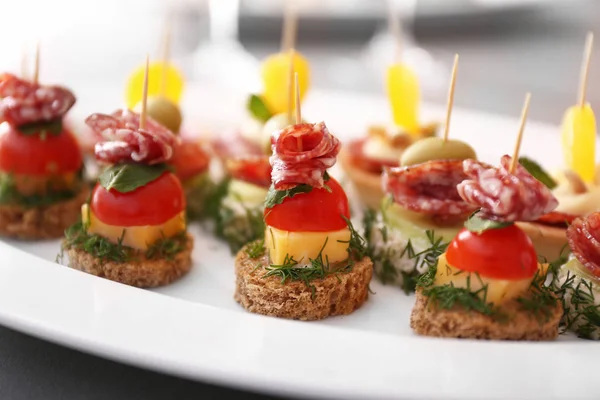 Sabrosos canapés en plato, primer plano — Foto de Stock