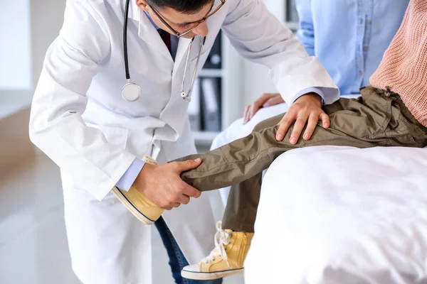 Pediatriker undersöker liten flicka på kliniken — Stockfoto