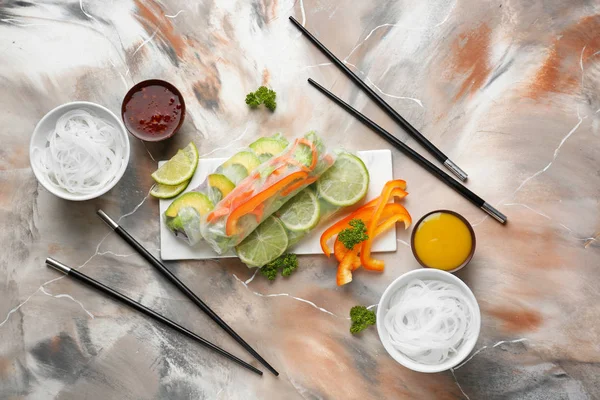 Deliciosos rollos de primavera sobre fondo de color —  Fotos de Stock