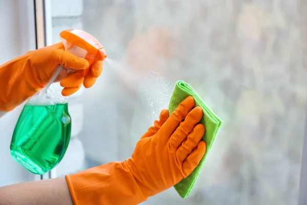 Mulher lavando janela em casa — Fotografia de Stock