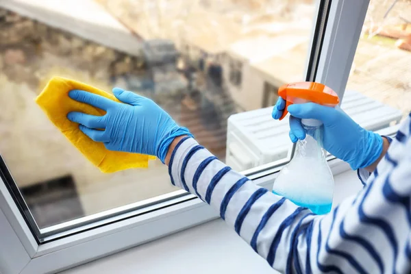 Donna lavare finestra a casa — Foto Stock