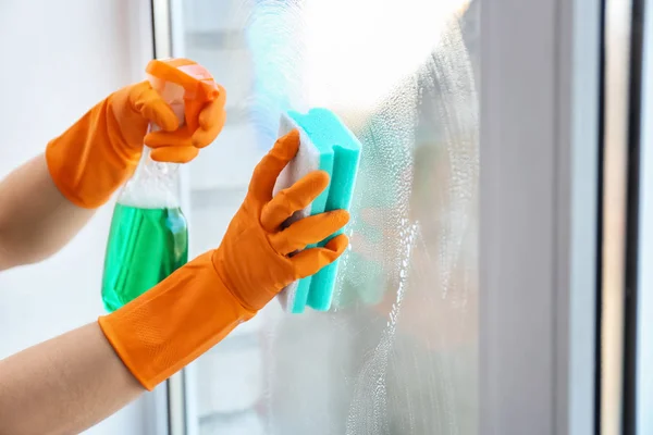 Donna lavare finestra a casa — Foto Stock