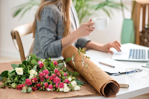 女性の花屋のテーブルのきれいな花の花束 — ストック写真