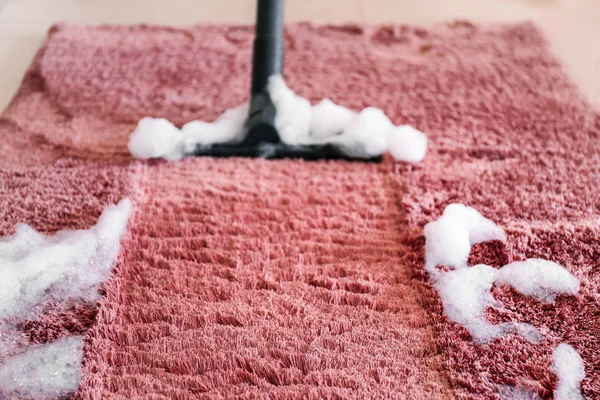 Washing of carpet with vacuum cleaner — Stock Photo, Image