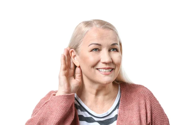 Gammal kvinna med hörselproblem på vit bakgrund — Stockfoto