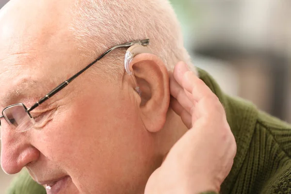 Senior férfi hallókészülék otthon, Vértes — Stock Fotó