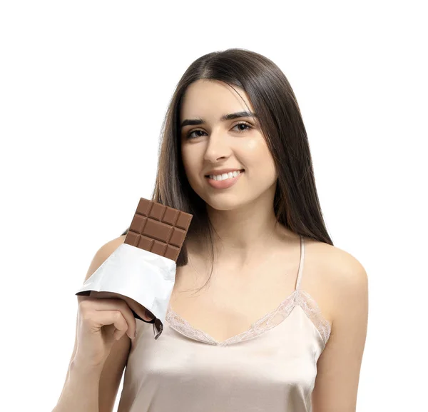 Mulher bonita com chocolate saboroso no fundo branco — Fotografia de Stock