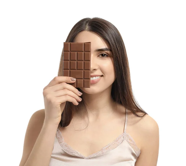 Красивая молодая женщина с вкусным шоколадом на белом фоне — стоковое фото