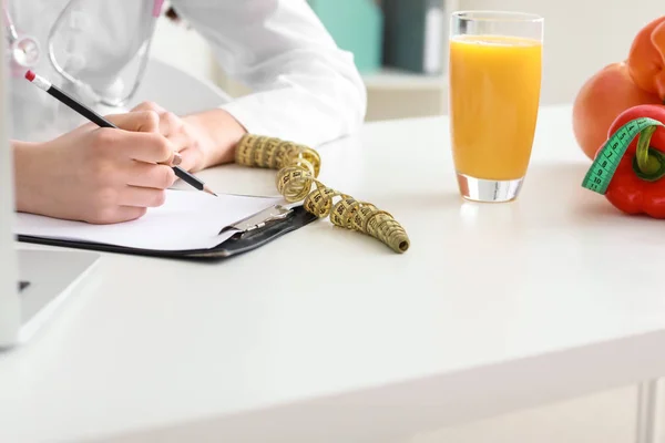 Vrouwelijke voedingsdeskundige werkzaam in haar kantoor — Stockfoto