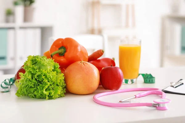 Gezonde producten en stethoscoop op tafel in de voedingsdeskundige kantoor — Stockfoto