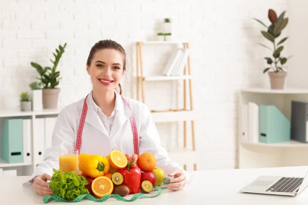 Portrait de la nutritionniste féminine avec des produits sains dans son bureau — Photo