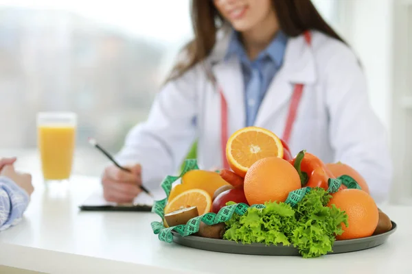 Plateau avec des produits sains sur la table du nutritionniste — Photo