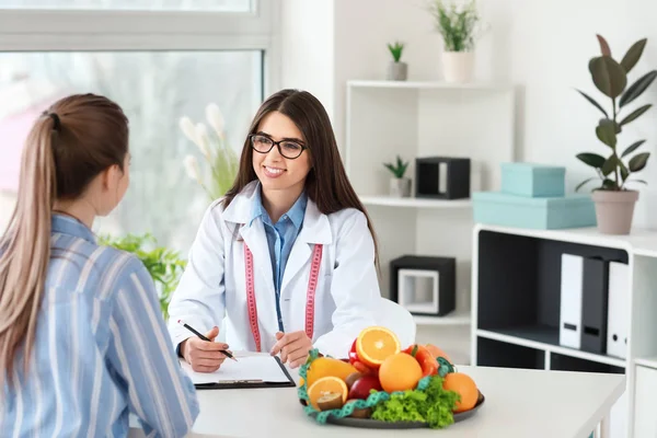 Young woman visiting nutritionist in weight loss clinic — Stock Photo, Image