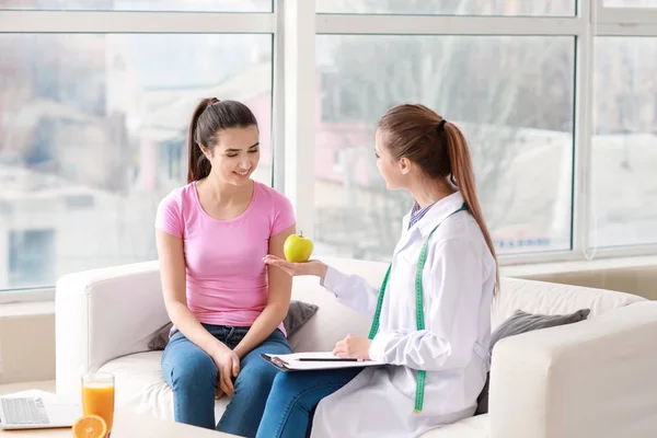 Young woman visiting nutritionist in weight loss clinic — Stock Photo, Image