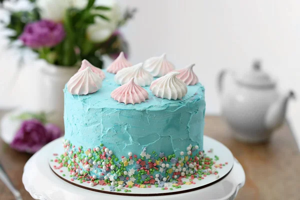 Dezertní stánek s chutným sladkým dortem na stole — Stock fotografie