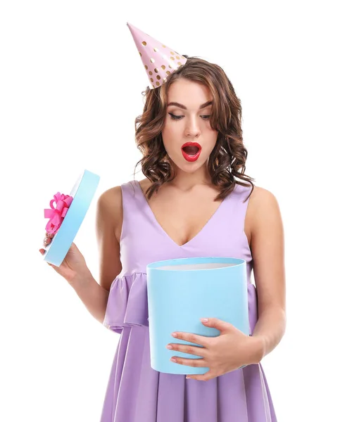 Mujer joven sorprendida con regalo de cumpleaños sobre fondo blanco — Foto de Stock