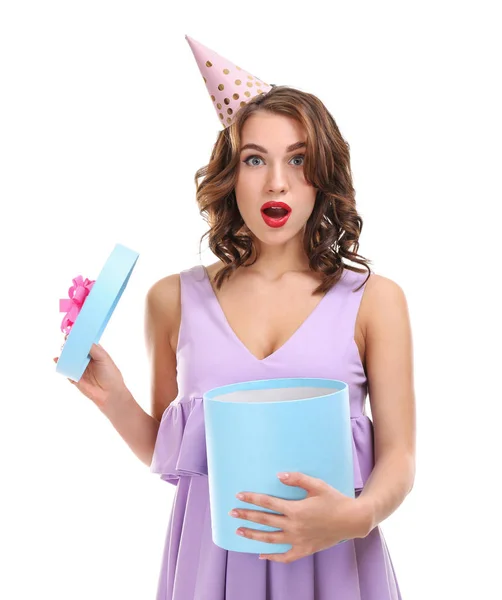 Mujer joven sorprendida con regalo de cumpleaños sobre fondo blanco — Foto de Stock