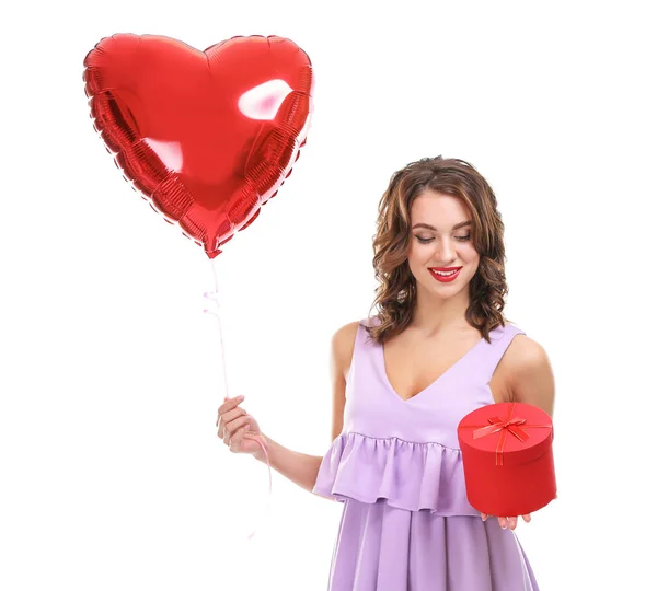Mulher bonita com balão de ar em forma de coração e presente no fundo branco — Fotografia de Stock