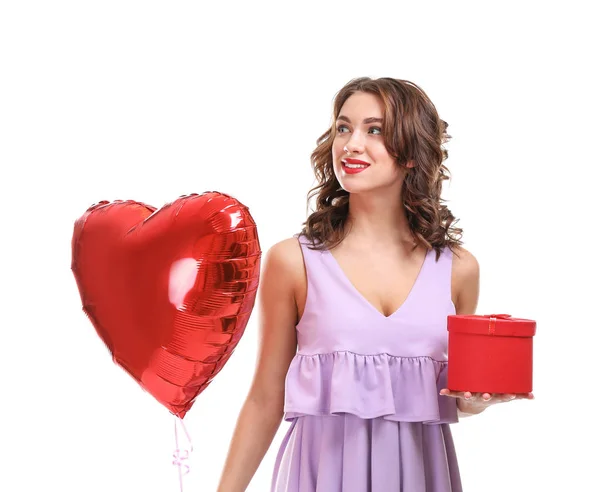 美丽的年轻妇女与心形气球和礼物在白色背景 — 图库照片