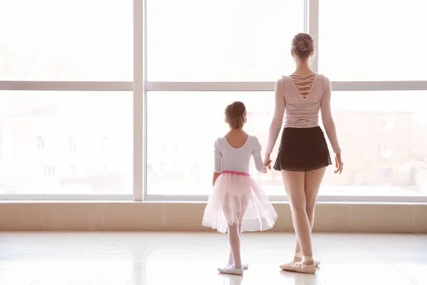 Sedikit latihan balerina dengan pelatih di studio tari — Stok Foto