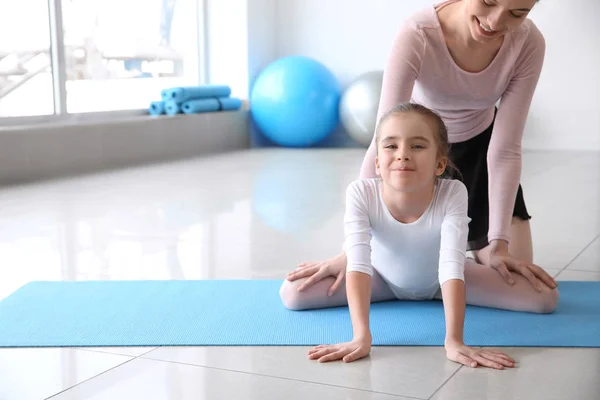 Mały trening baletnicy z trenerem w studio tańca — Zdjęcie stockowe