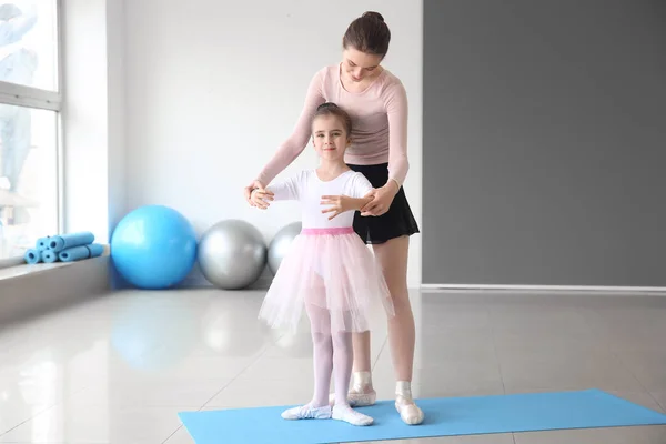 Mały trening baletnicy z trenerem w studio tańca — Zdjęcie stockowe
