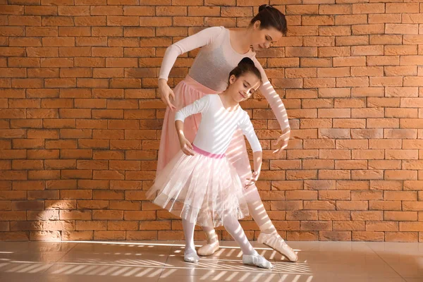 Sedikit latihan balerina dengan pelatih dekat dinding bata — Stok Foto