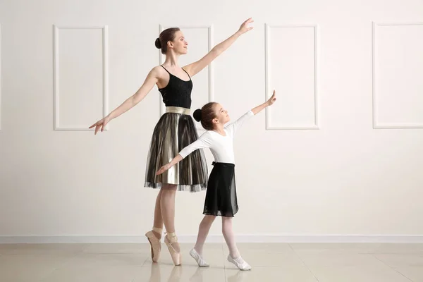 Pequeña bailarina entrenando con entrenador en estudio de baile — Foto de Stock