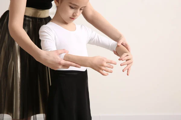 댄스 스튜디오에서 코치와 함께 훈련받는 작은 발레리나 — 스톡 사진