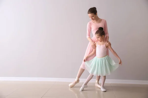 Pequeña bailarina entrenando con entrenador en estudio de baile —  Fotos de Stock