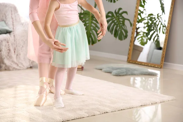 Kleine ballerina opleiding met coach thuis — Stockfoto