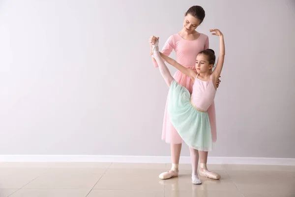 Sedikit latihan balerina dengan pelatih di studio tari — Stok Foto