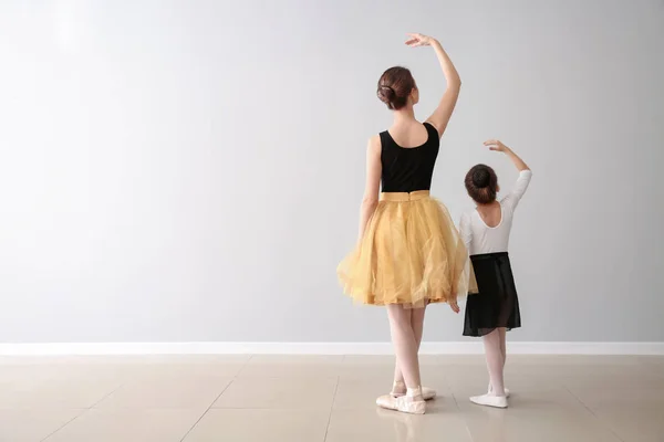 Sedikit latihan balerina dengan pelatih di studio tari — Stok Foto