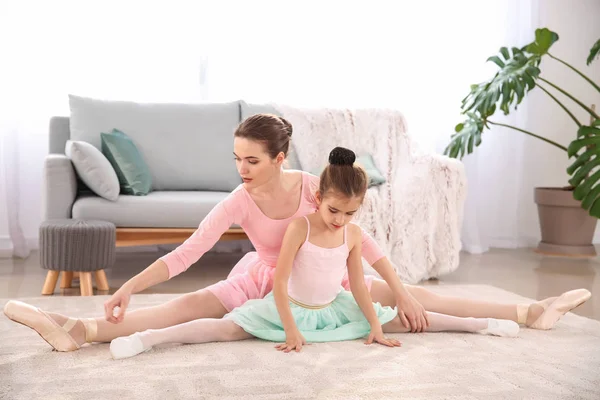 Sedikit latihan balerina dengan pelatih di rumah. — Stok Foto