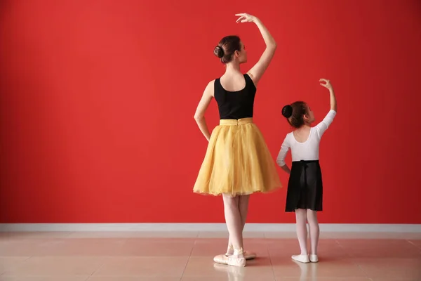 Pequeña bailarina entrenando con entrenador en estudio de baile — Foto de Stock