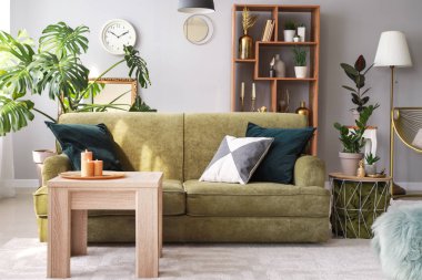 Modern konforlu odanın içi