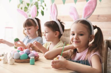 Sevimli çocuklar evde Paskalya yumurtaları boyama