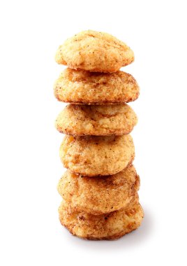 Beyaz arkaplanda lezzetli kurabiyeler