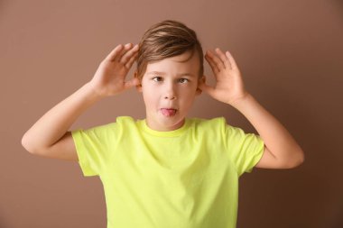 Komik renkli arka plan üzerinde küçük çocuk yapması