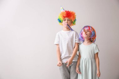 Küçük çocuklar ışık arka plan üzerinde komik kılık. April fools'day kutlama
