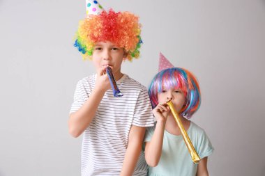 Küçük çocuklar ışık arka plan üzerinde komik kılık. April fools'day kutlama