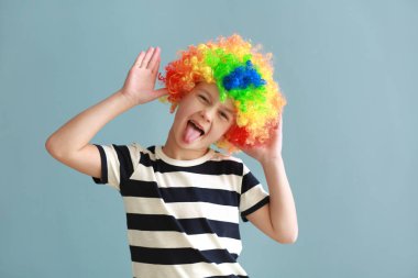 Renkli arka plan üzerinde komik kılık küçük çocuk. Nisan aptallar günü kutlama