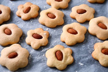 Parşömen üzerinde lezzetli kurabiye, çekim