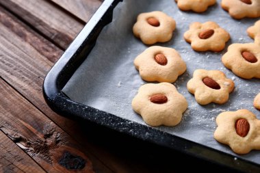 Ahşap masada lezzetli kurabiye ile fırın levha