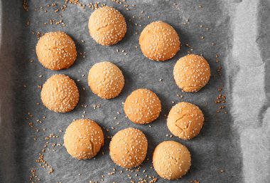 Parşömen üzerinde lezzetli kurabiye