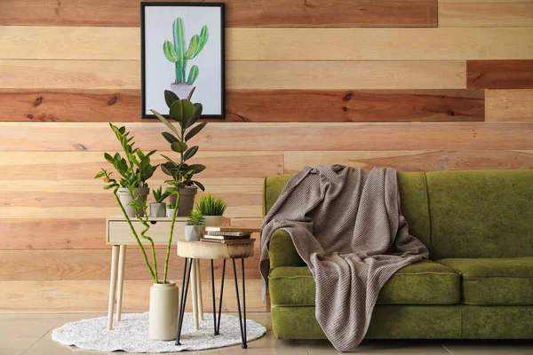 Интерьер современного комфортабельного номера с деревянной стеной — стоковое фото