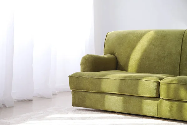明るい部屋で快適なソファ — ストック写真