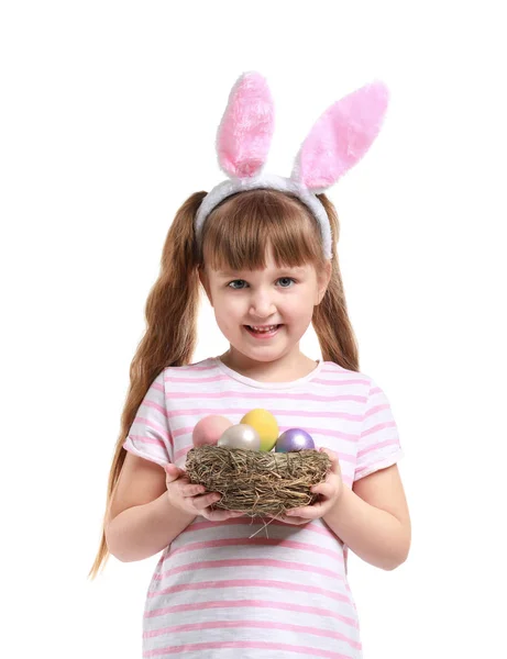 Paskalya yumurtaları ve beyaz arka plan üzerinde tavşan kulakları ile sevimli küçük kız — Stok fotoğraf