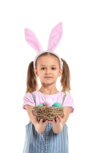 Menina bonito com ovos de Páscoa e orelhas de coelho no fundo branco — Fotografia de Stock